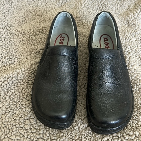 Black Klogs Tooled Leather. Maybe worn twice. - Picture 1 of 4